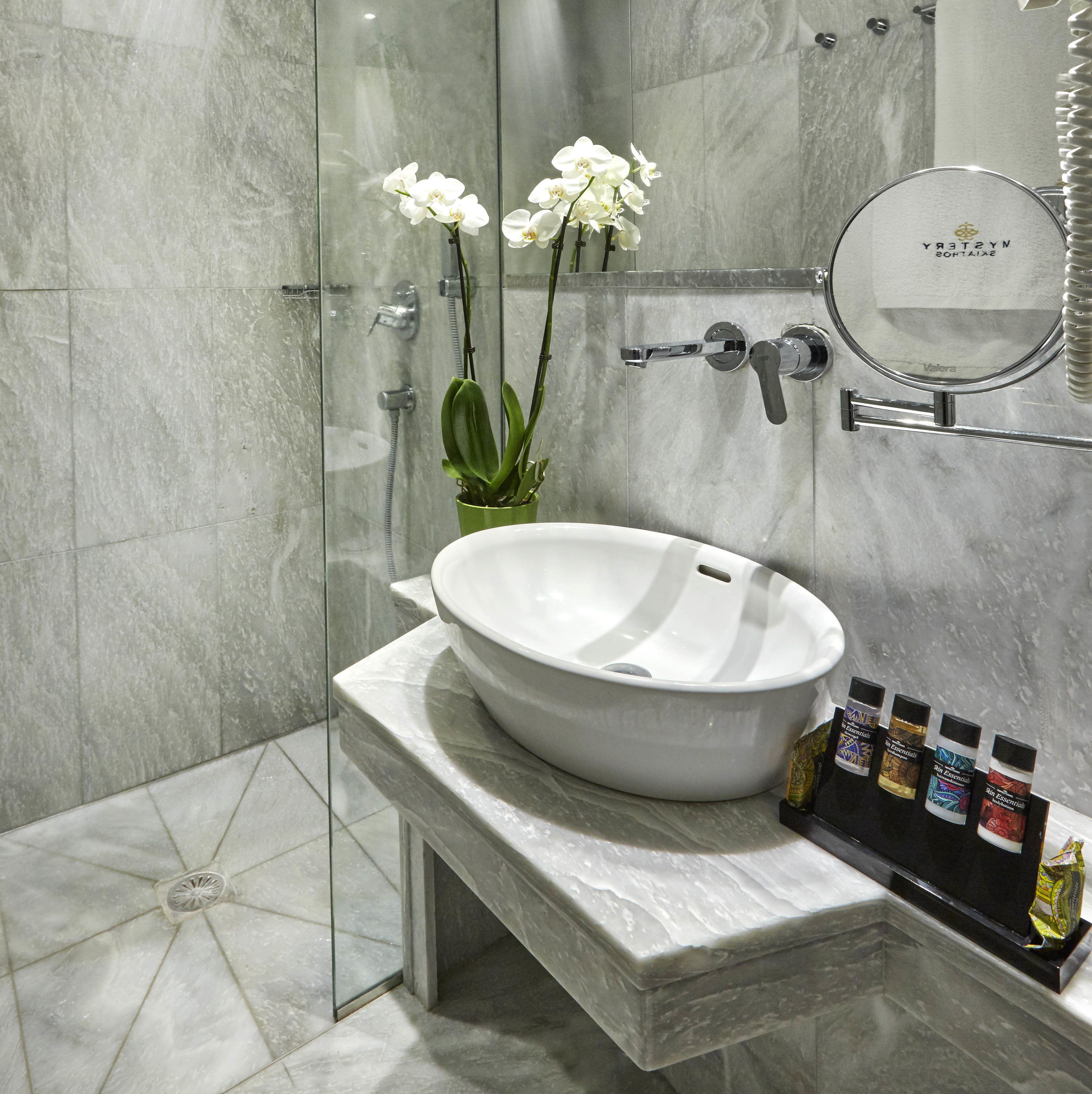 executive suite, hot tub | bathroom | shower, rainfall showerhead, designer toiletries, hair dryer