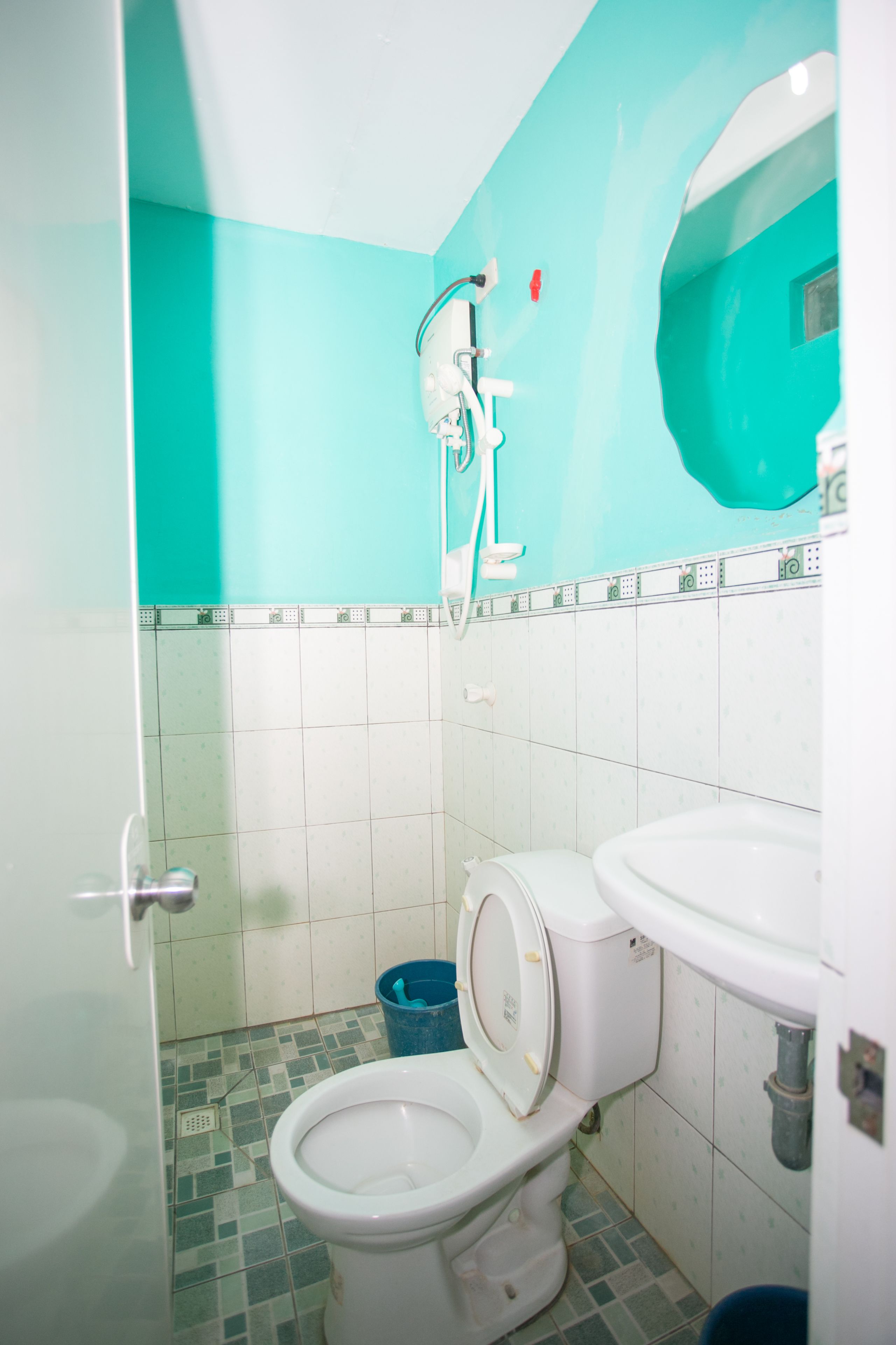 Ein Badezimmer mit Toilette, Waschbecken und Dusche.