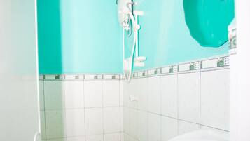 Ein Badezimmer mit Toilette, Waschbecken und Dusche.