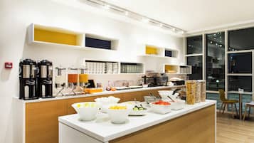 Café da manhã com buffet grátis todos os dias