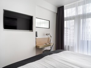 Dobbelt- eller tomannsrom – standard, balkong | Skrivebord, blendingsgardiner, lydisolert og wi-fi (inkludert)