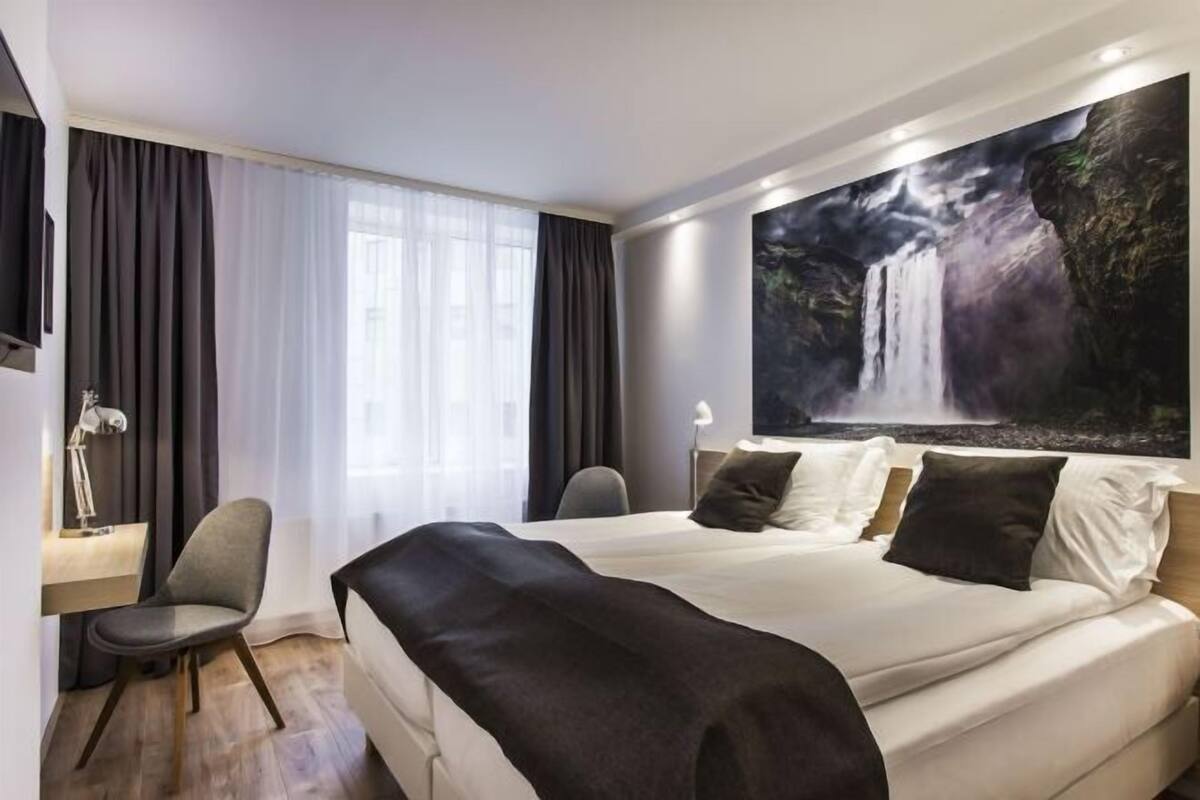 Escritorio, cortinas blackout, sistema de insonorización y wifi gratis 
