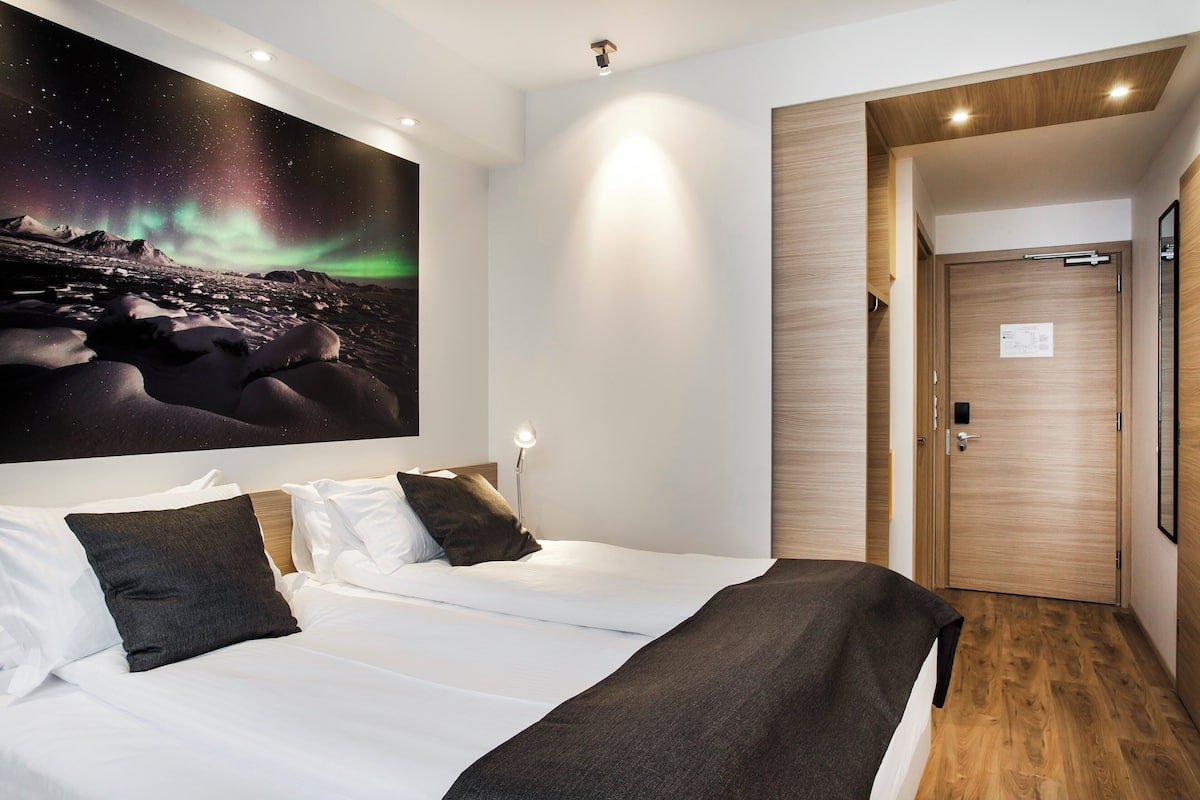 Economy tweepersoonskamer, op benedenverdieping | Een bureau, verduisterende gordijnen, geluiddichte muren, gratis wifi