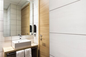 Habitación económica doble, planta baja | Baño | Ducha y cabezal de ducha tipo lluvia
