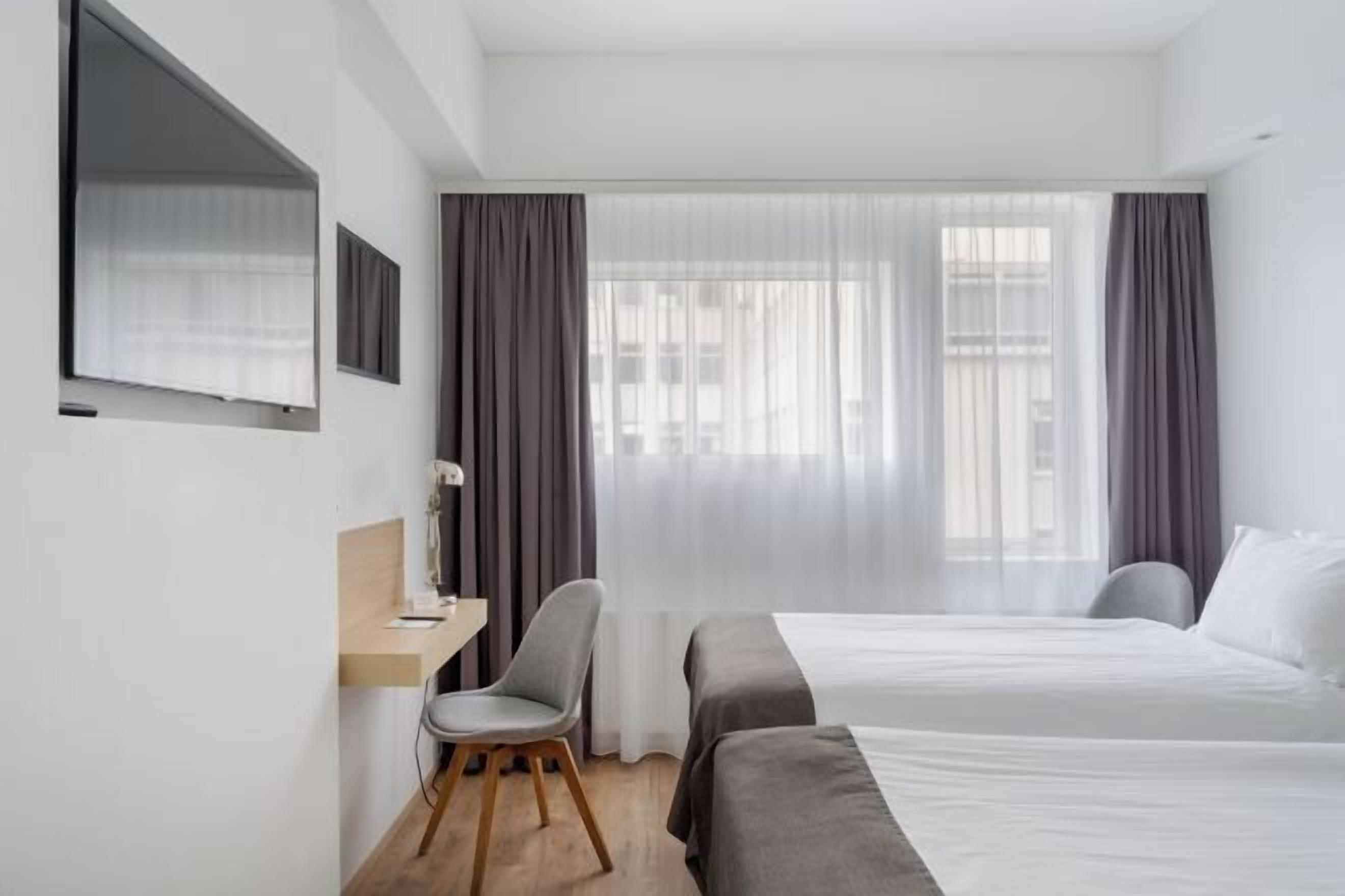 Schreibtisch, Verdunkelungsvorhänge, schallisolierte Zimmer