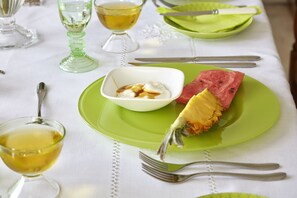 Päivittäinen täysi aamiainen (250 ZAR per henkilö)