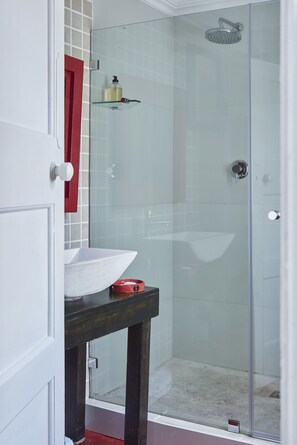 Treehouse terrace room  | Bathroom | Towels, soap, toilet paper - Bella Ev Guest House (Cape Town)