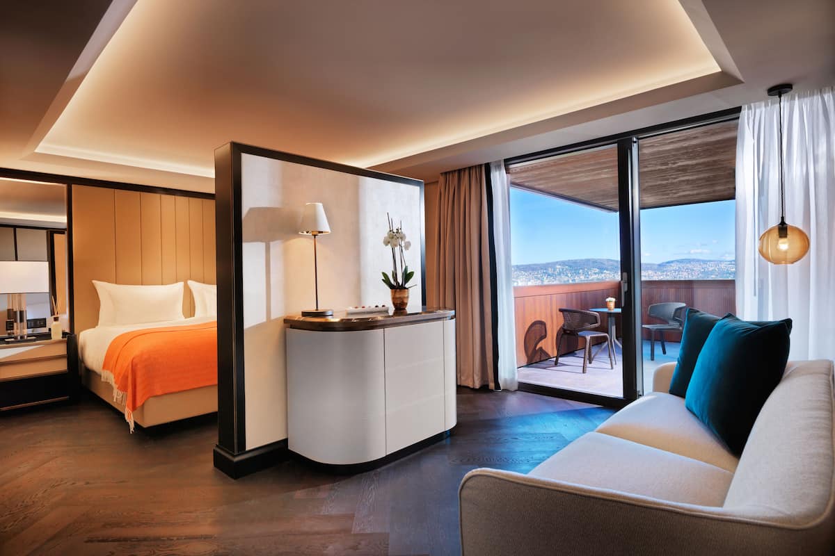 Room (Generous) | Free minibar, in-room safe, soundproofing, iron/ironing board