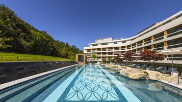 Piscine couverte, piscine extérieure (ouverte en saison)