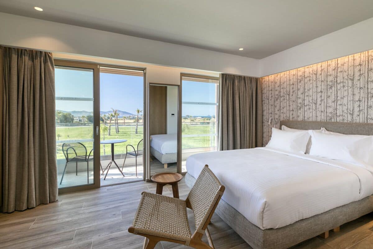 family room | 1 bedroom, in-room safe, desk, free wifi