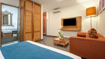 Deluxe Room | Minibar, in-room safe, desk, iron/ironing board
