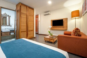 Deluxe Room | Minibar, in-room safe, desk, iron/ironing board - Pondok Sari (Kuta)