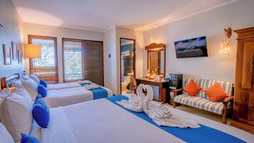 Kamar Keluarga | Minibar, brankas, meja kerja, dan setrika/meja setrika