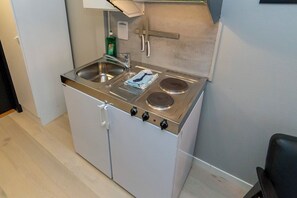 Yhden hengen huone, 1 yhden hengen sänky | Yksityinen keittiö | Jääkaappi, keittoastiat/astiat/ruokailuvälineet