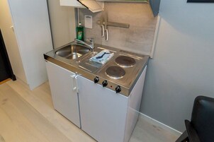 Single Room, 1 Twin Bed | Private kitchen | Fridge, cookware/dishes/utensils