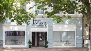 Un edificio con un letrero que dice "Pensionat Jarlén" y "Overnattning Kongensgade 40".