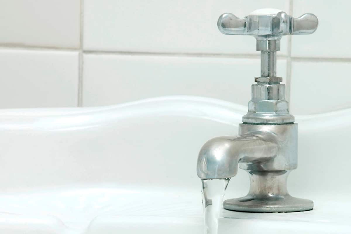 Een bad/douchecombinatie, gratis toiletartikelen, een haardroger