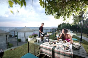 4 restaurants, breakfast, lunch, dinner served; international cuisine
