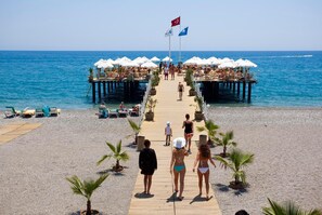 Playa privada, sillas reclinables de playa, sombrillas, toallas de playa