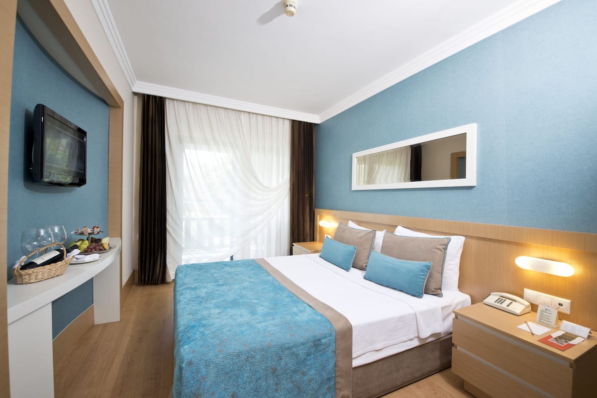 5 bedrooms, free minibar, in-room safe, individually decorated