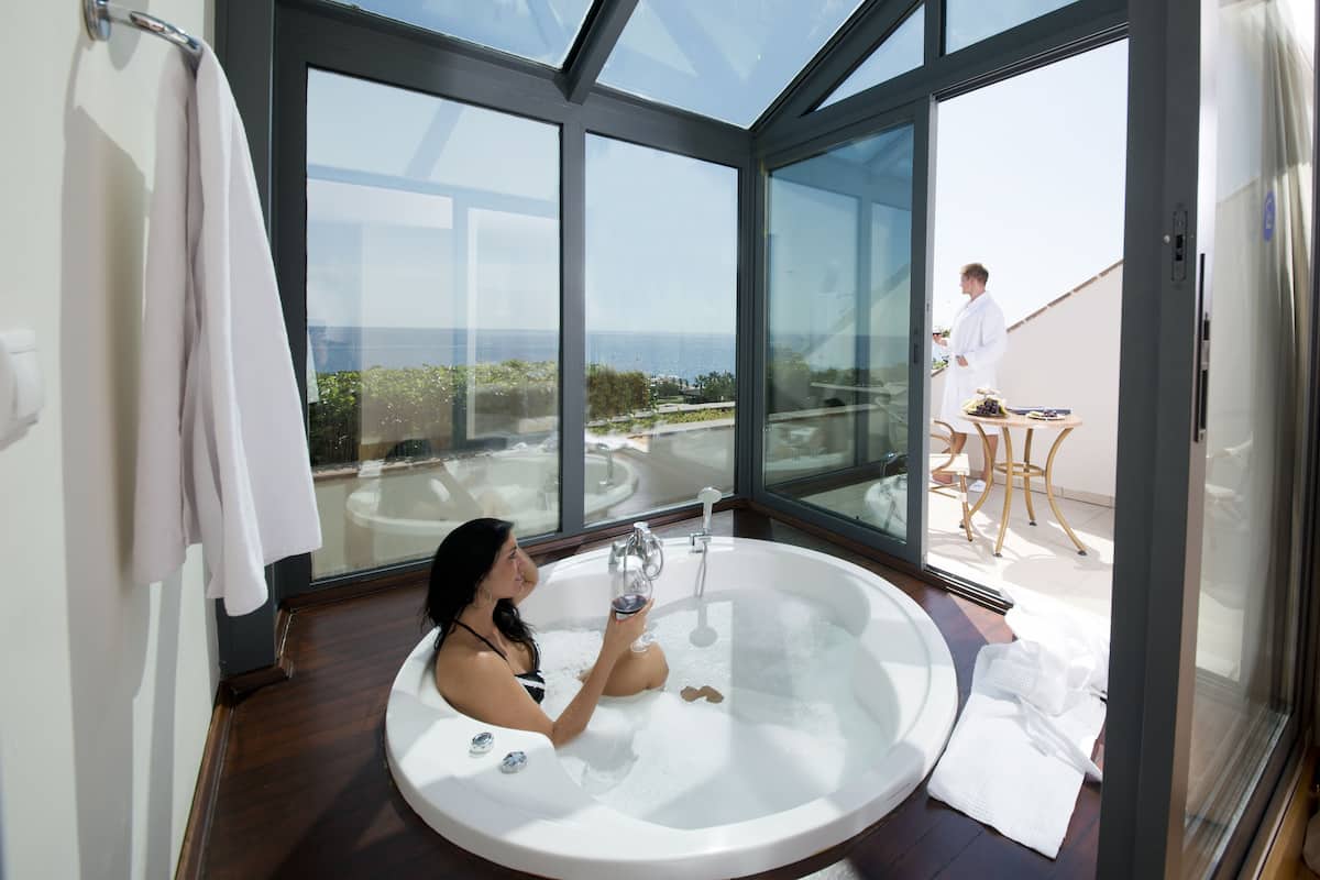 Jetted bathtub