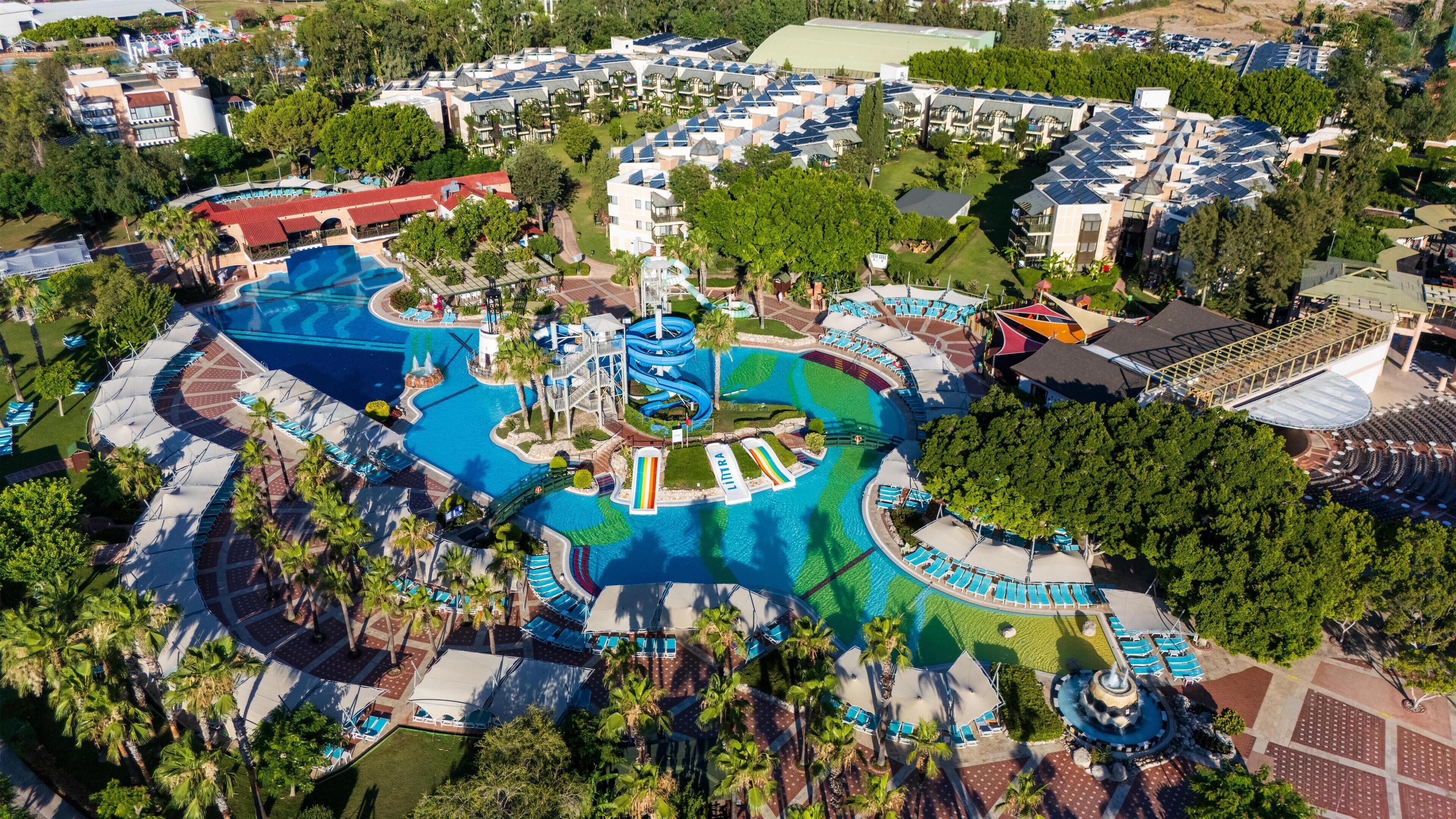 Innenpool, 4 Außenpools, Sonnenschirme, Liegestühle