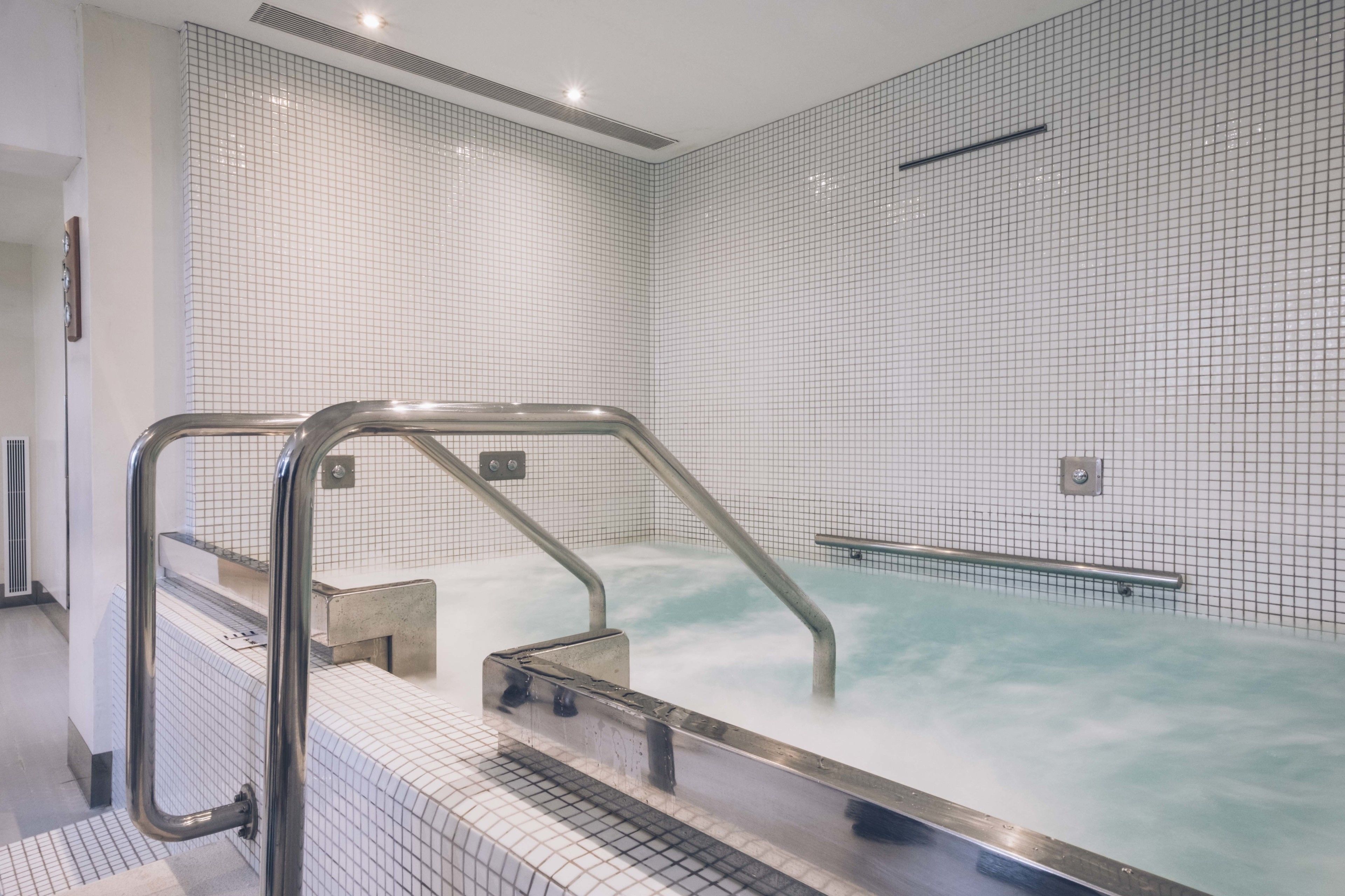 sauna, hot tub, steam room, turkish bath/hammam, body treatments