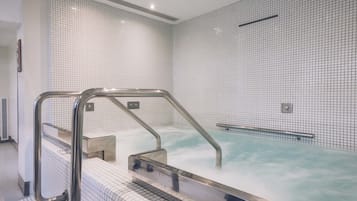 Sauna, hot tub, steam room, Turkish bath/hammam, body treatments