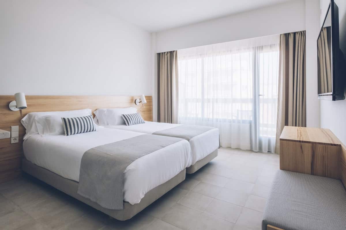 Habitación doble, balcón, vista parcial al mar | 1 habitación, sábanas de algodón egipcio y ropa de cama de alta calidad