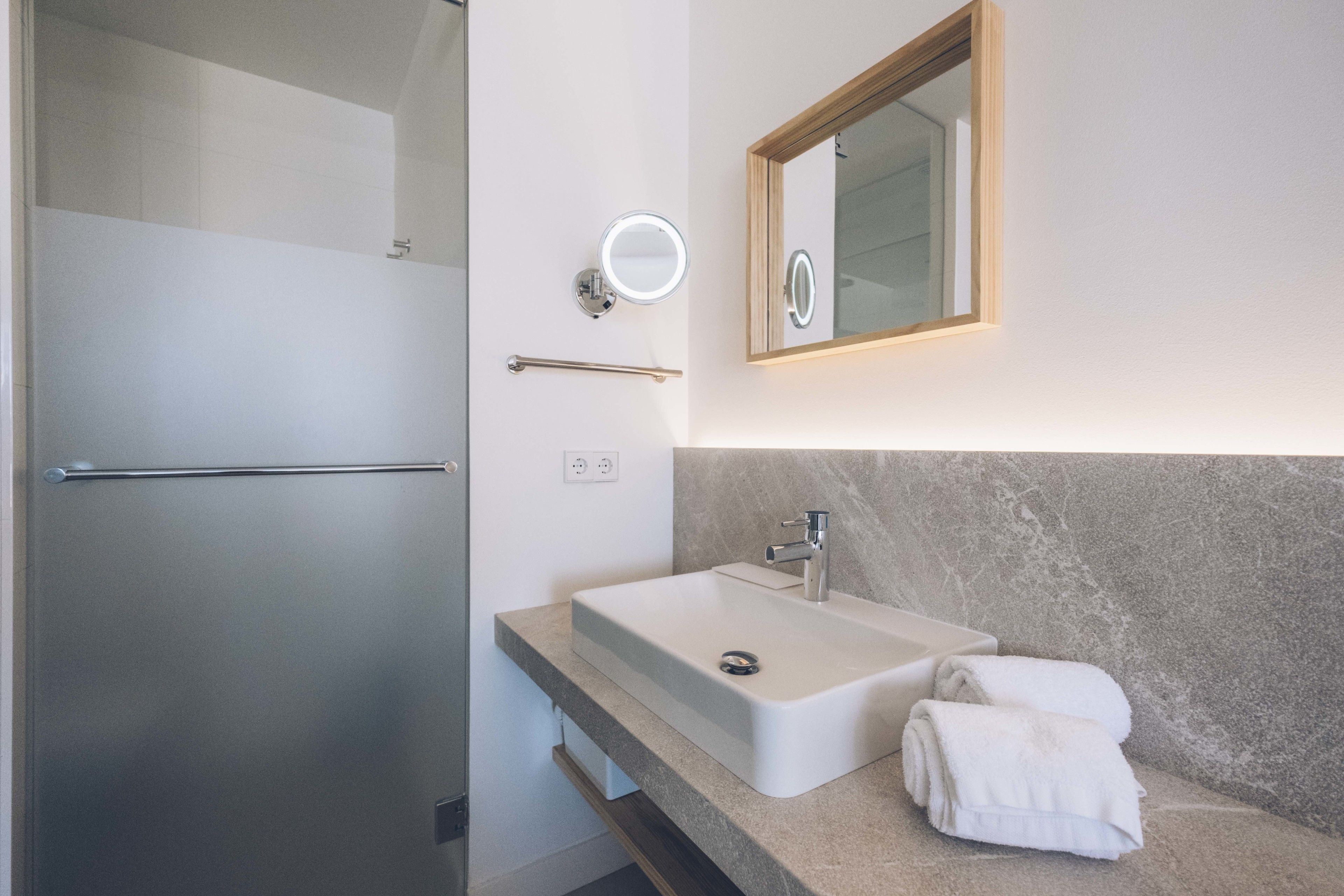 double room, balcony, partial sea view | bathroom | shower, rainfall showerhead, free toiletries, hair dryer