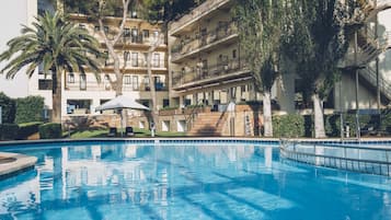 Outdoor pool, pool umbrellas, sun loungers