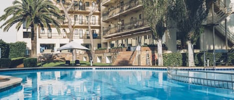 Piscine extérieure, parasols de plage, chaises longues