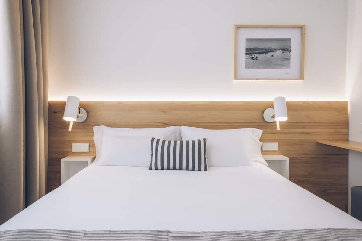 Habitación individual, balcón, vista a la alberca | 1 habitación, sábanas de algodón egipcio y ropa de cama de alta calidad