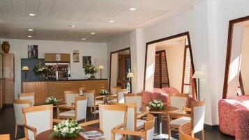 Breakfast and dinner served