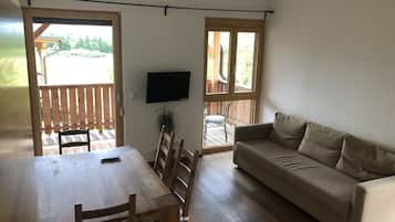 Standard-Apartment, Küche | Wohnbereich | 32-Zoll-Flachbildfernseher mit Satellitenempfang, Fernseher