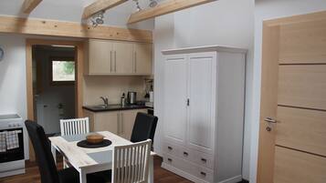 Studio, Kitchen | In-room dining