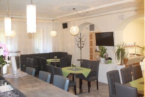 Se sirven cenas y cocina regional 