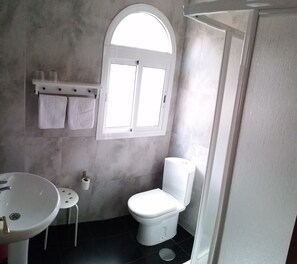 Shower, hair dryer, towels - Hostal San Vicente II (Seville)