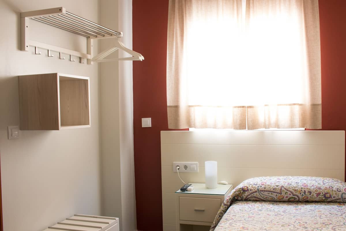 Single Room | Desk, blackout drapes, free WiFi