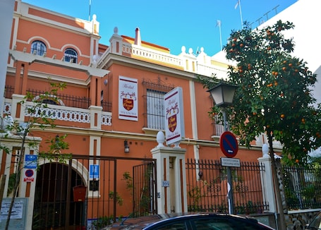 Front of property. Hostal San Vicente II