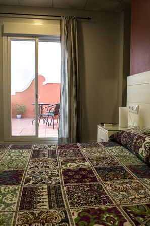 Double or Twin Room | Desk, blackout curtains, free WiFi - Hostal San Vicente II (Seville)