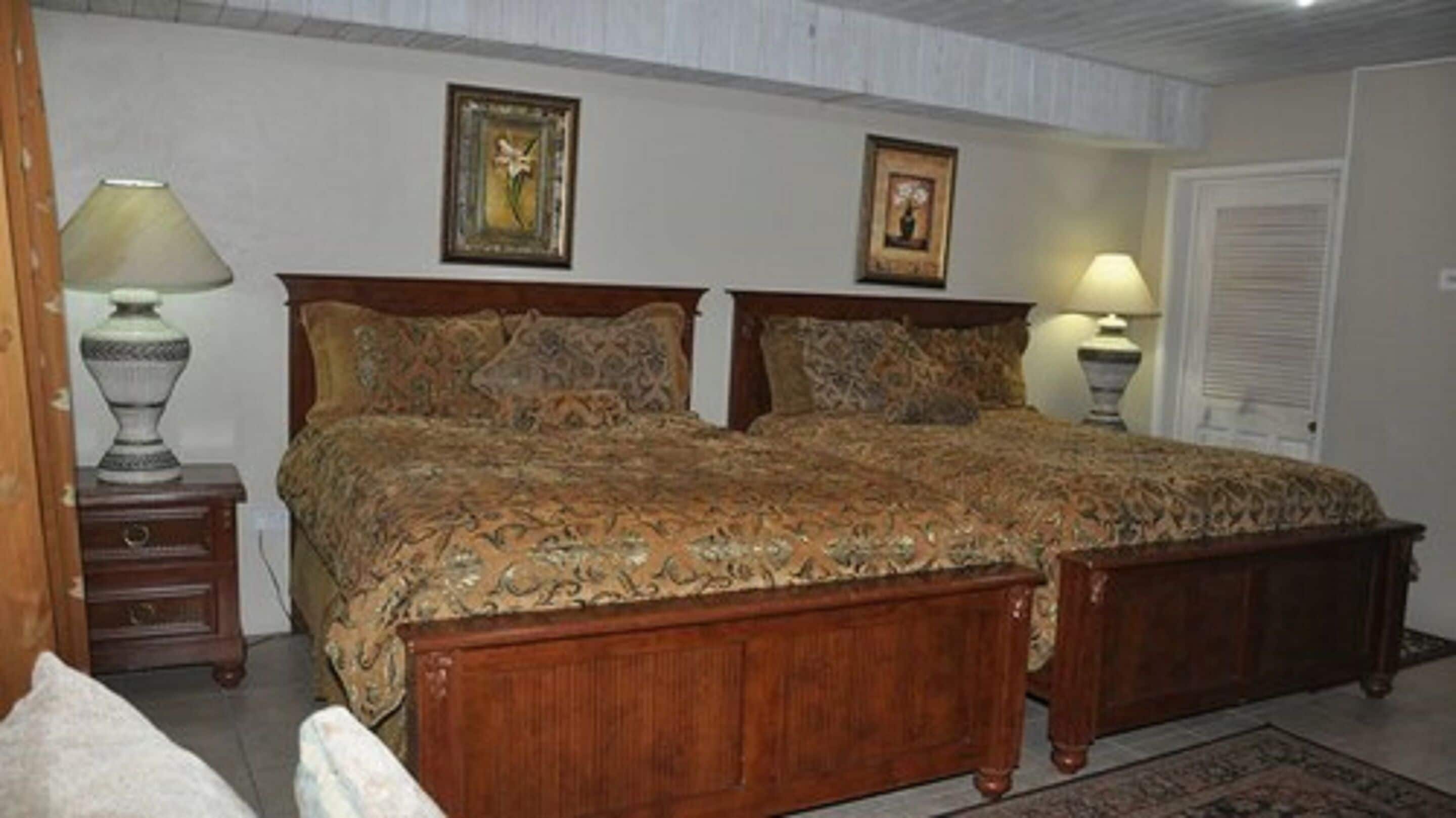 standard room, 2 double beds | iron/ironing board, free wifi, bed sheets