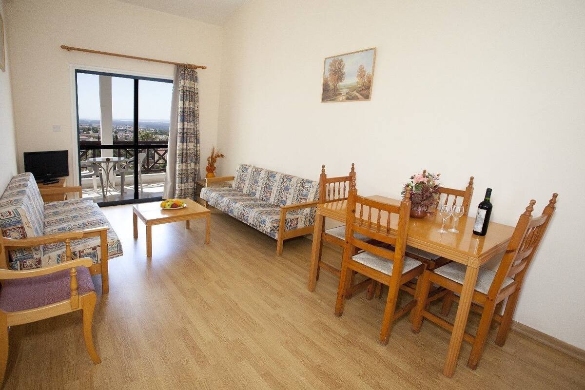 Junior Suite, City View | Living area