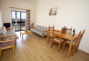 Junior Suite, City View | Living area