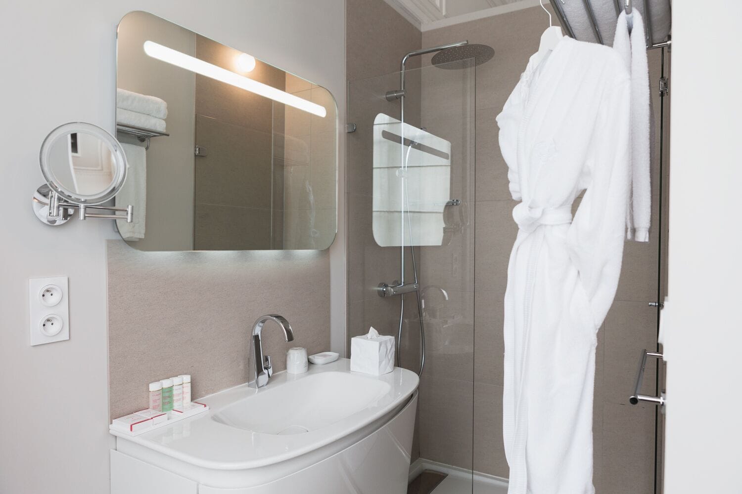 junior room, courtyard view | bathroom | shower, free toiletries, hair dryer, bathrobes