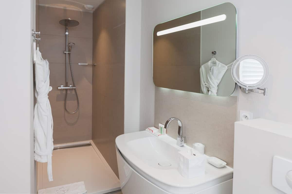 junior room, courtyard view | bathroom | shower, free toiletries, hair dryer, bathrobes