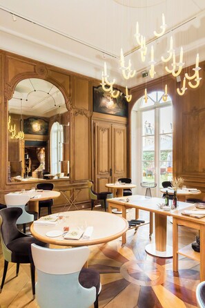 Lunch and dinner served, local cuisine - Clarance Hotel Lille (Lille)