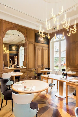 Se sirven almuerzos, cenas y cocina local . Clarance Hotel Lille