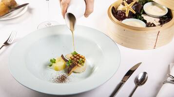 Déjeuner et dßner servis sur place, spécialités Cuisine locale