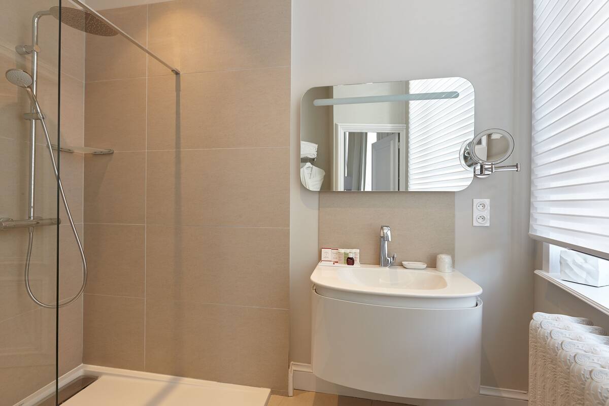 comfort double room | bathroom | shower, free toiletries, hair dryer, bathrobes